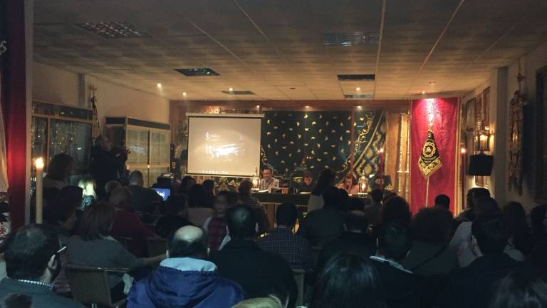 Éxito de la exposición fotográfica cofrade y nuevo estandarte para el grupo joven