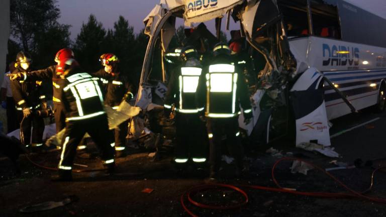 Un chófer de Linares fallece en la colisión entre un autobús y un camión en Córdoba
