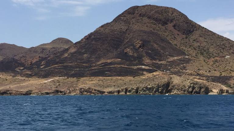Restos del incendio en Cala Rajá, en Cabo de Gata