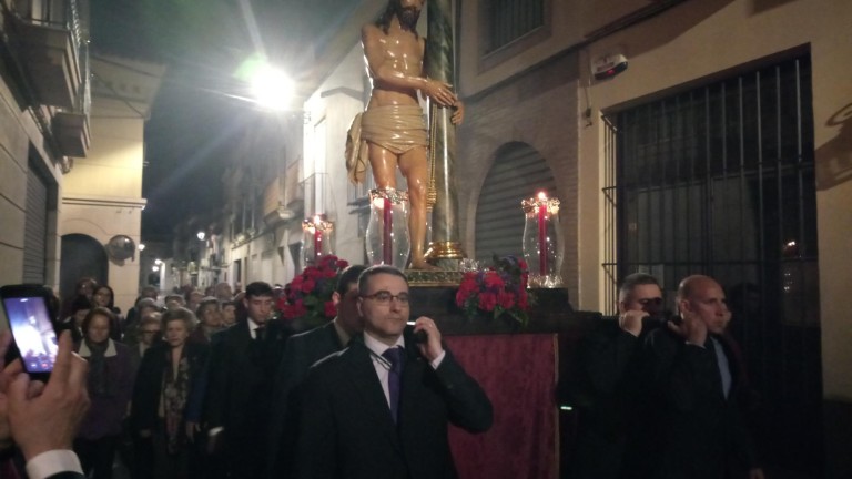 Rezos en un viacrucis acompañan al Señor de la Columna en la calle
