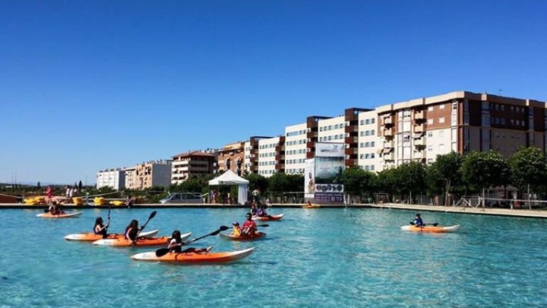 Kayaks y piraguas en el estanque del Bulevar para celebrar las fiestas de Expansión Norte