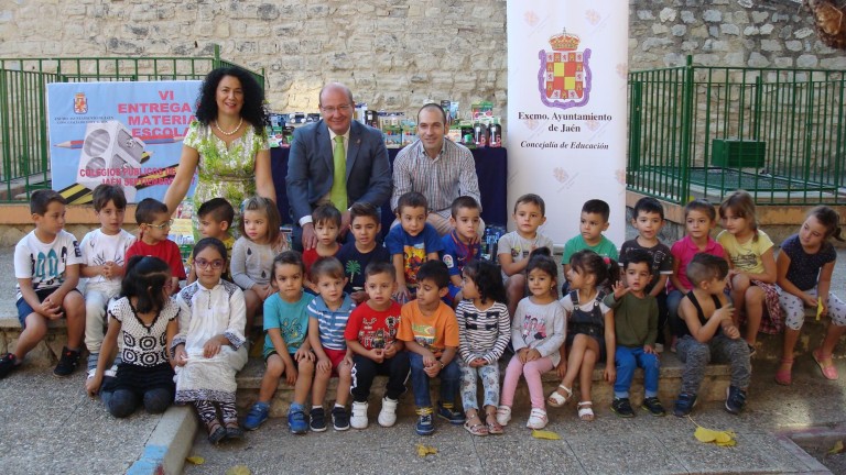 El alcalde entrega 308 lotes de material escolar en los colegios