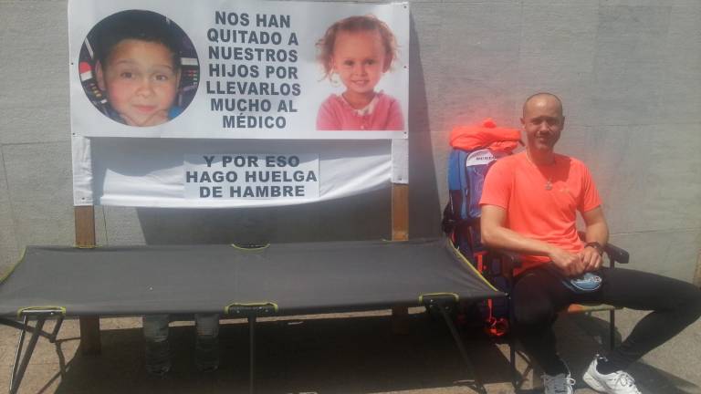 Protesta por la retirada de sus hijos