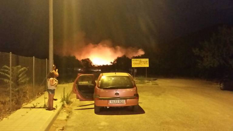Incendio junto al centro urbano de Huelma