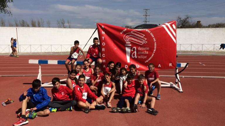 a todos los que colaboran desinteresadamente con él. Sin ellos sería imposible lograrlo”