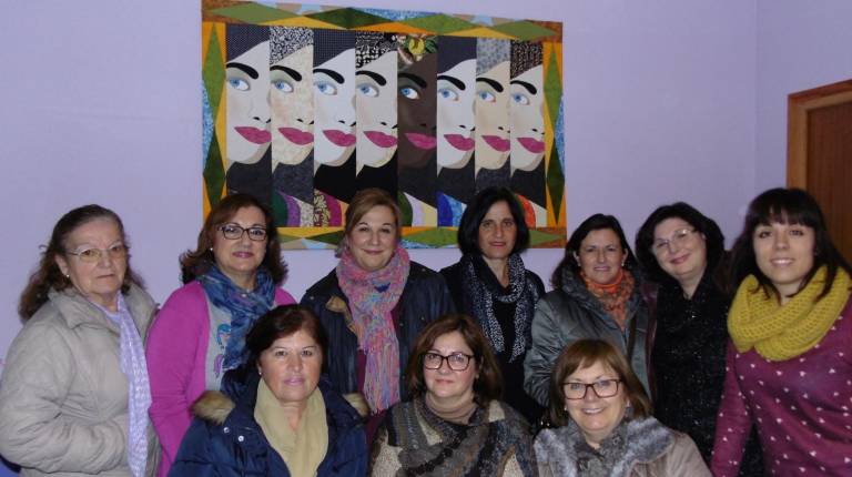 PASIÓN POR LAS TABLAS. <i> lntegrantes de “Encina Hermosa”, junto a la corresponsal Inma Castillo.</i>