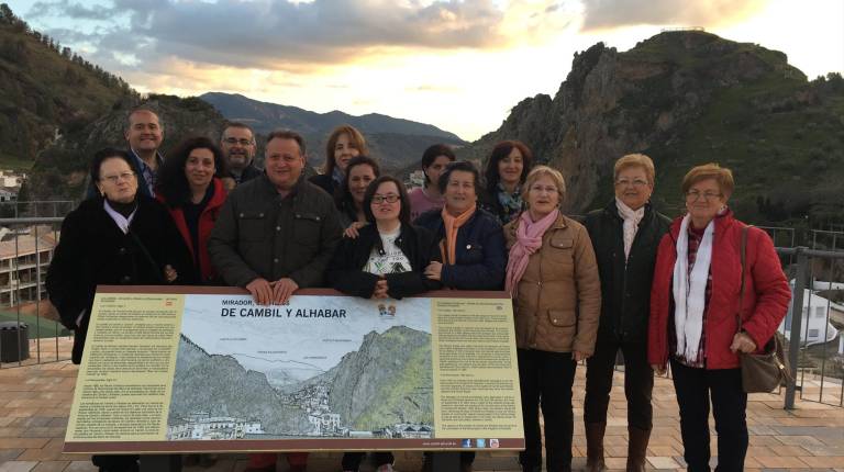 DINAMISMO. <i> La Asociación Qindil Andalusí, que lucha por dar vida cultural al municipio, junto a José Antonio Vidal, director financiero de Diario JAÉN.</i>
