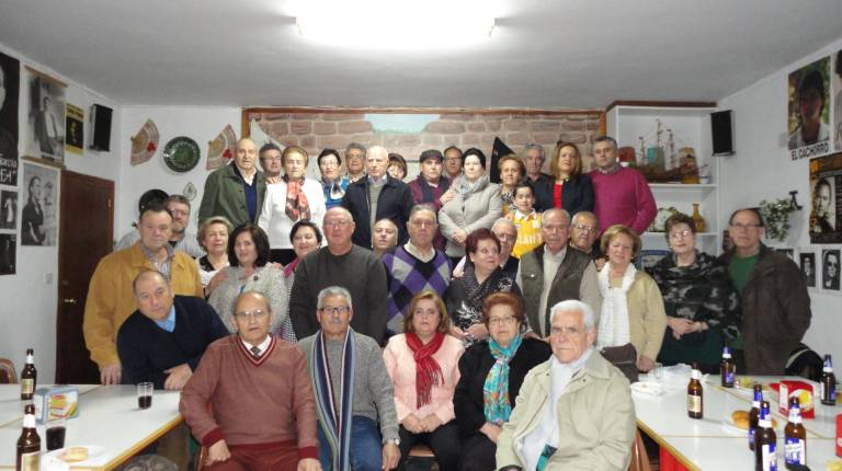 LARGA VIDA. <i> El corresponsal de Sabiote Jo</i><i>sé Sáez, con miembros de la Peña Flamenca “Castillo del Cante Hondo”, con más de un cuarto de siglo de </i><i>trayectoria.</i>
