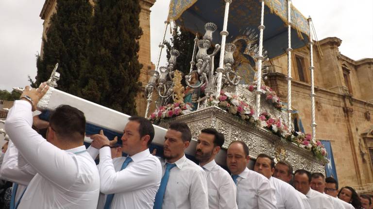 <span style=text-transform:uppercase>FE. </span><i>El cuerpo de anderos de la Virgen de la Fuensanta lleva con gran cariño a la patrona de Huelma sobre sus hombros, con motivo de la celebración de la solemne procesión.</i>