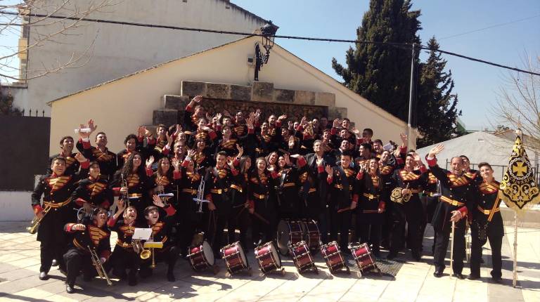 DOMINGO FESTIVO. <i> Juan González de la Cámara, consejero de DIARIO JAÉN, con la Banda Municipal de Música Santa Cecilia de Castellar.</i>