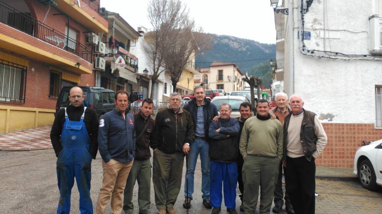 COLECTIVO. <i> Algunos de los miembros de la “Sociedad de Cazadores Peñalta”, con el monte Peñalta al fondo, y con Juan Rafael Chinchilla, de Diario JAÉN.</i>