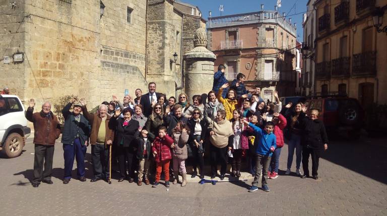 PAISANAJE. <i> </i><i>El presidente del Consejo de Administración de DIARIO JAÉN S. A, Eleuterio Muñoz, con vecinos de Chiclana a la salida de misa y junto a miembros de la asociación musical “Antonio Vivaldi” con su presidente, Domingo Albacete, a la cabeza. Están saludando desde la fuente a un dron </i><i>que sobrevolaba la plaza del pueblo.</i>