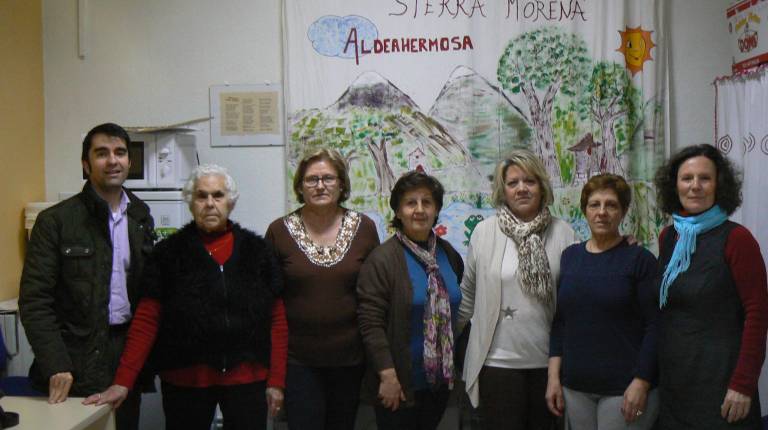 LUCHADORAS. <i> Algunas de las integrantes de la Asociación de Mujeres Sierra Morena, de la pedanía de Aldeahermosa, con José Antonio Gómez, de Diario JAÉN.</i>