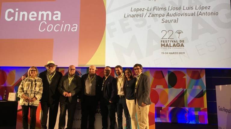 EQUIPO. <i>Brígida Jiménez, José Luis López Linares, Manuel Fernández, el productor Antonio Saura, Pedro Sánchez y miembros de la representación jiennense.</i>