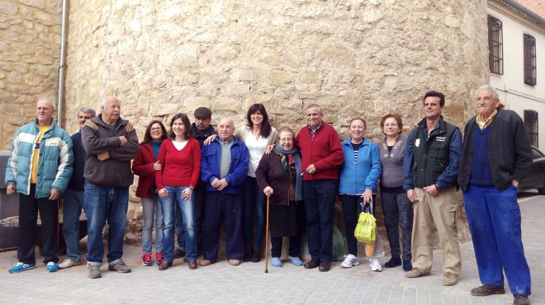 HOSPITALIDAD. <i> Un grupo de vecinos de Lupión posan con Toni Ocaña a los pies del Torreón Medieval del municipio.</i>