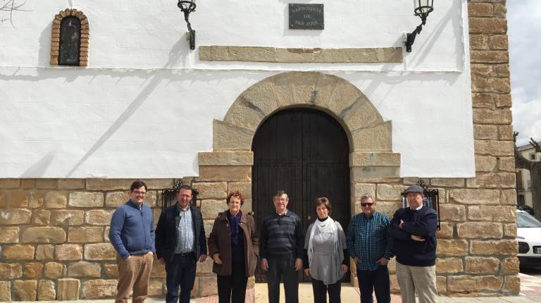SOCIEDAD VERTEBRADA. <i> Representantes de la sociedad de Torreblascopedro: de las Hermandades de San José y del Nazareno, de la Cofradía de la Virgen de la Cabeza, de la Asociación de Mujeres Ecologistas El Jaray, de las asociaciones de pensionistas y de petanquistas posan delante de la Iglesia de San José con Ángel Torres Cordero.</i>