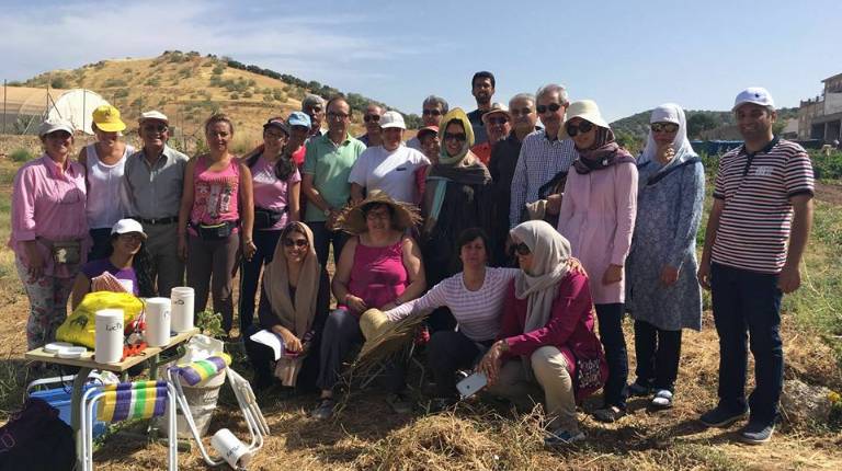 FELICES. <i>Miembros de la delegación del país asiático junto a algunas de las mujeres naveras que trabajan en el Centro de Investigación.</i>
