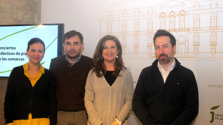 ENCUENTRO.<i> Isabel Uceda, Juan Ángel Pérez, Yolanda Caballero y Alberto de la Paz, en la Diputación de Jaén.</i>