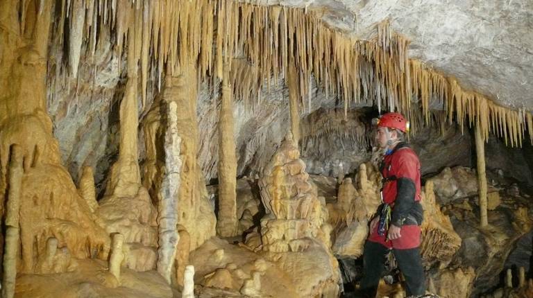 ESTUDIO. <i>El Grupo de Espeleología de Villacarrillo inspecciona una </i><i>cueva.</i>