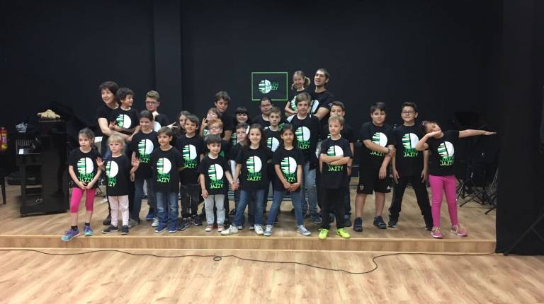 CANTERA. <i>Integrantes de la sección infantil de Jaén Jazzy posan tras una actuación.</i>