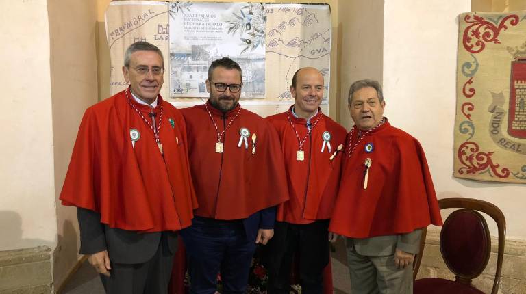 ACEITE.<i> Arriba, los premiados en la XXVIII edición del acto organizado por la Orden de la Cuchara de Palo. Junto a estas líneas, Antonio Martín, Pedro Sánchez, Marcos Reguera y José Gárate, en el Auditorio de los Descalzos de la ciudad baezana.</i>