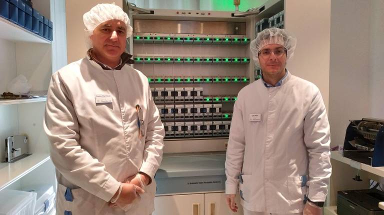 SANIDAD. <i>Pedro Martínez y Luis Rico Galdón, junto a la máquina del Sistema Personalizado de Dosificación de Medicamentos. Resultado del proceso de este servicio farmacéutico. </i>