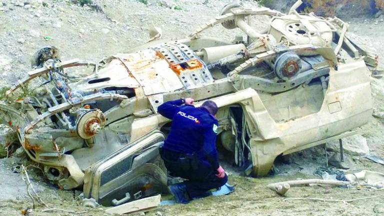 Hallan un coche en una laguna