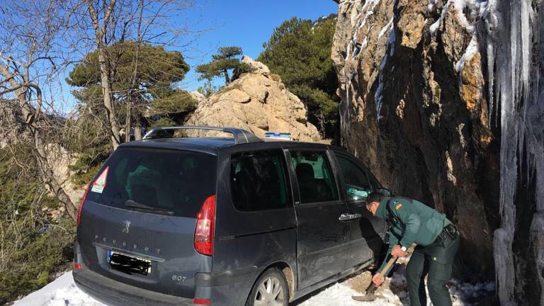 La Guardia Civil rescata en Cazorla a una familia atrapada en una zona con nieve y hielo