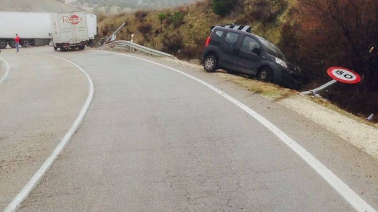 Un camión colapsa la A-311