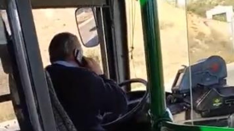 Denuncia a un conductor de autobús por hablar por teléfono y fumar