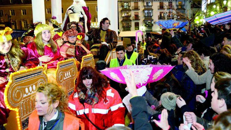 La lluvia de caramelos vence al mal tiempo