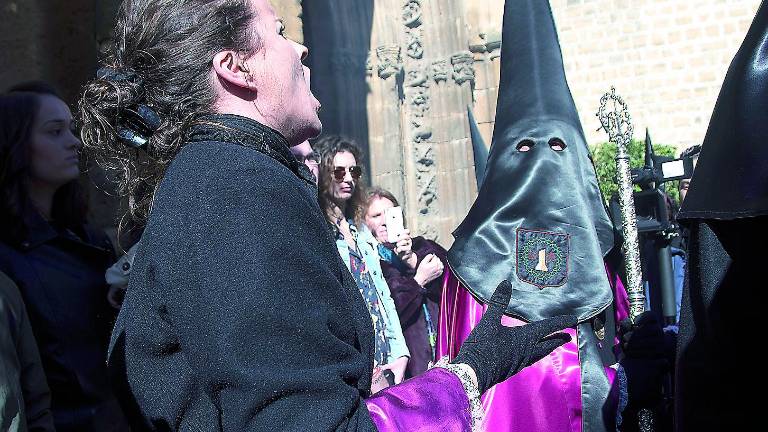 Mujeres con mantilla negra conmemoran la Pasión y Muerte de Cristo