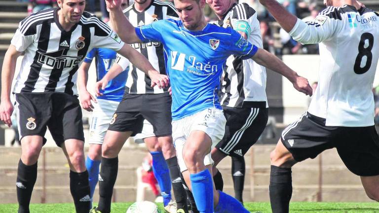 Punto que sabe a poco para un Linares de más a menos