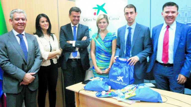 La Caixa distribuye material escolar con su Obra Social