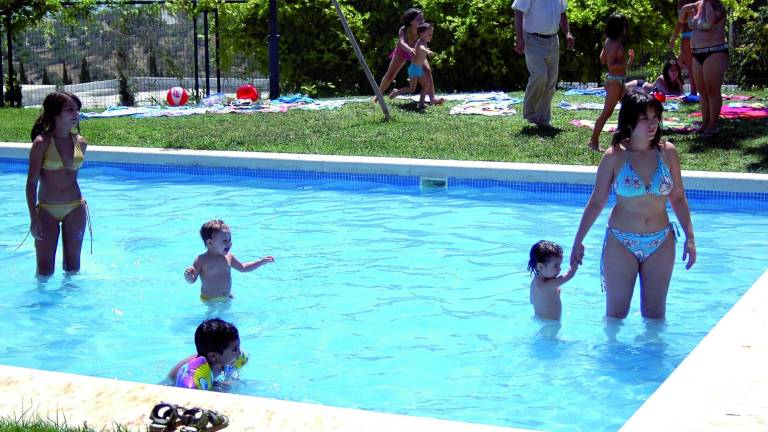 El cierre de la piscina de El Tomillo agita las redes