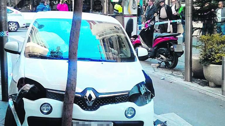 DAÑOS. <i>Sanitarios y policías atienden al anciano herido en el accidente. A la derecha, estado en que quedó el vehículo implicado tras chocar con un árbol.</i>