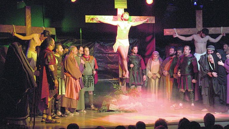 “Actores con muchas tablas que llevan por la provincia la Pasión de Cristo con representaciones para ayudar en causas benéficas”
