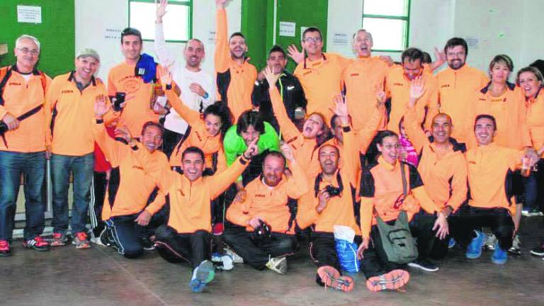 Un grupo de apasionados de las carreras populares