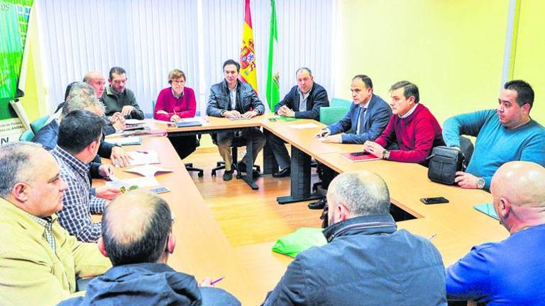 El Gobierno municipal media para intentar parar la huelga de la basura