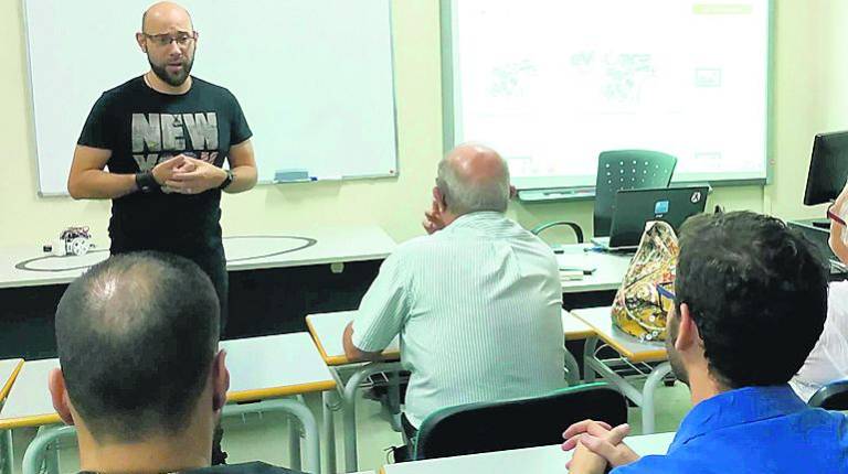 TECNOLOGÍAS. <i>Sebastián Godoy, durante el taller de robótica. </i>