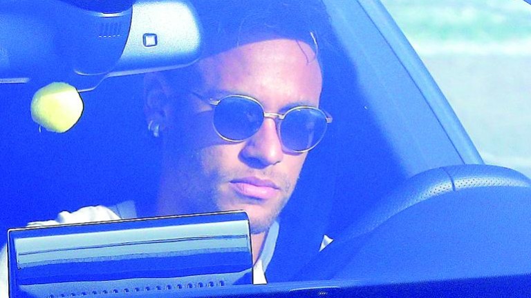 Neymar anuncia al club y a la plantilla su marcha