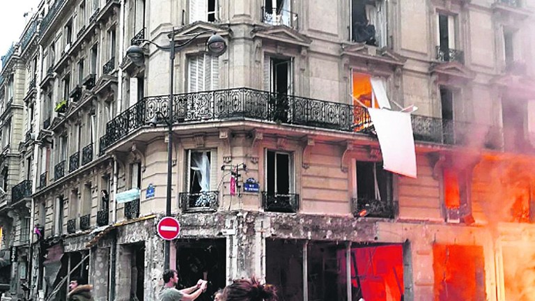 Una explosión de gas en una panadería de París deja tres muertos