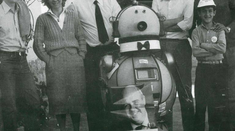 ELECCIONES DE 1979. <i> Félix Martínez Cantos, (segundo de pie por la derecha), apoyó la candidatura de Arenas del Buey junto a otros conocidos centristas jiennenses.</i>
