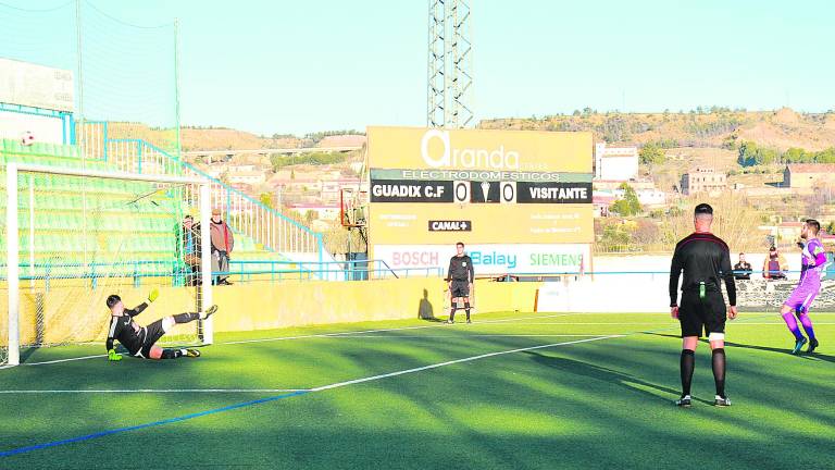 Fran Hernández le da vida al Real Jaén en Guadix