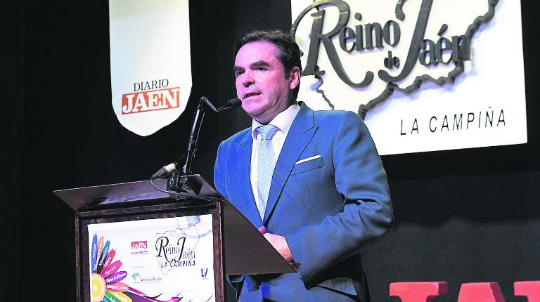 GALA. <i>El alcalde de Porcuna, Miguel Moreno Lorente. A la derecha, el director de Diario JAÉN, Juan Espejo, entrega el premio a José Francisco Lendínez.</i>