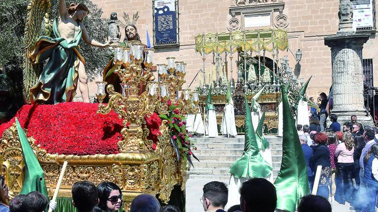 Mujeres con mantilla negra conmemoran la Pasión y Muerte de Cristo