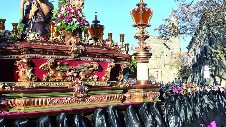 Mujeres con mantilla negra conmemoran la Pasión y Muerte de Cristo