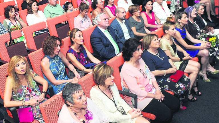 Ejemplos de que la mitad de la población merece aplauso