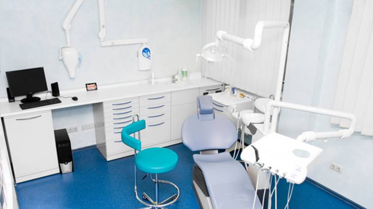 Un protésico y un dentista, al banquillo por intrusismo