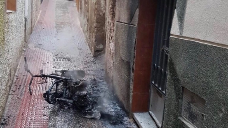 Arde una moto robada en la calle Vicario